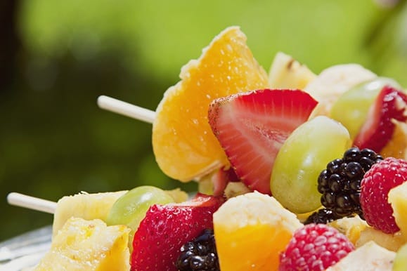  Un arc-en-ciel dans vos assiettes, nos idées de brochettes de fruits.